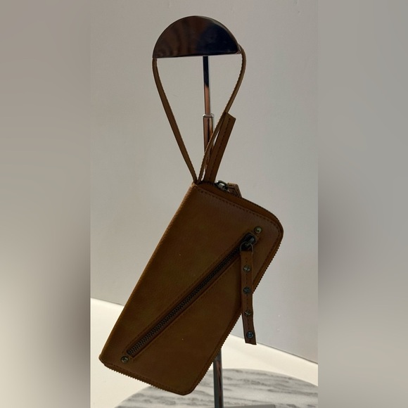 Free People Brown Vegan Leather Wristlet Wallet 8x4 Zip Around Closure CC Slots - Picture 5 of 14